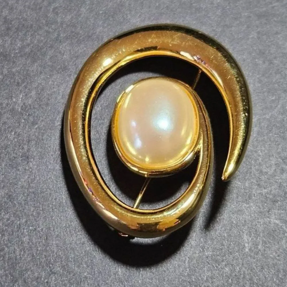 Vintage Monet gold tone swirl brooch